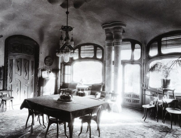 {{Information |Description ={{es|1=Interior de la Casa Batlló (1927).}} |Source =Crippa, Maria Antonietta (2007). ''Gaudí'', Köln: Taschen. ISBN 978-3-8228-2519-8. |Author =unknown |Date =1927 |Permission = |other_ve...